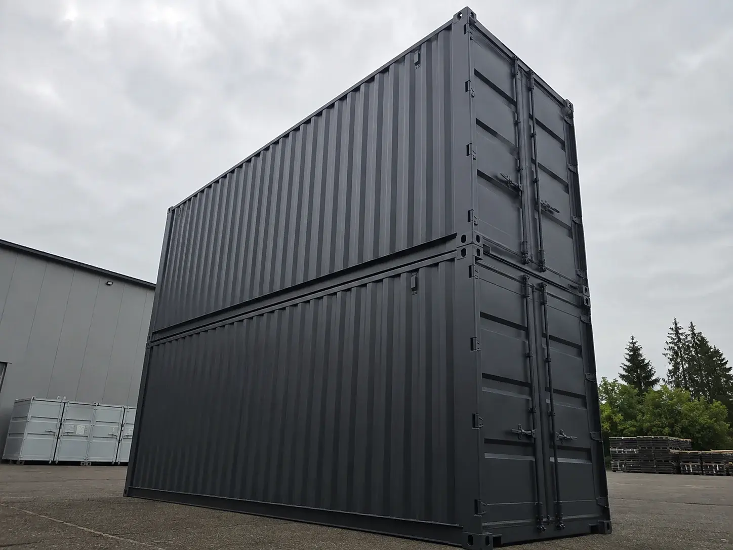 Zwei übereinander gestapelte Lagercontainer auf einem Betriebshof