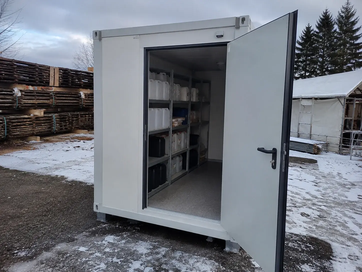 Isolierter Lagercontainer im Winter mit frostempfindlicher Ware im Inneren