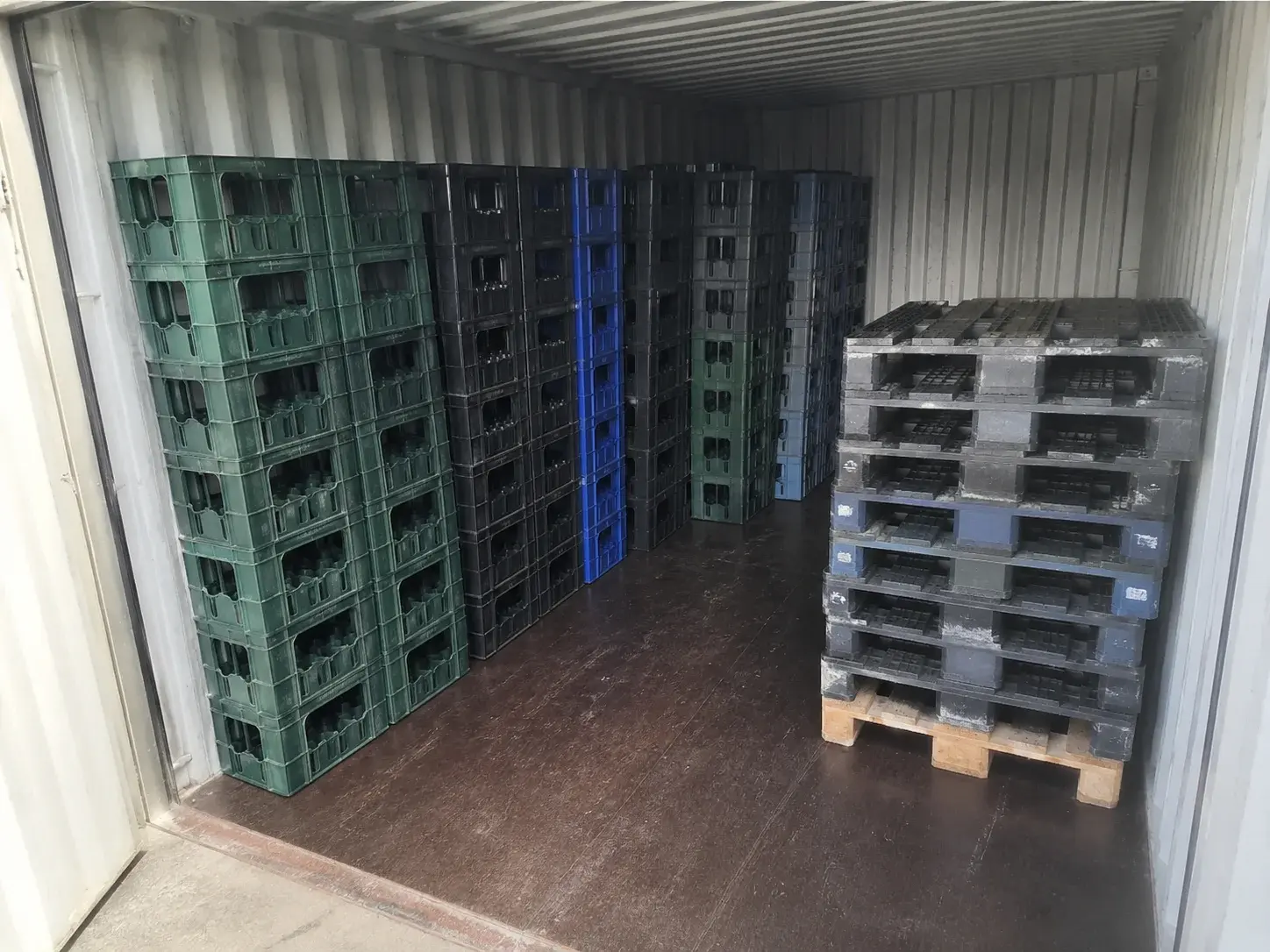Gestapelte Leergutkisten geordnet im Lagercontainer