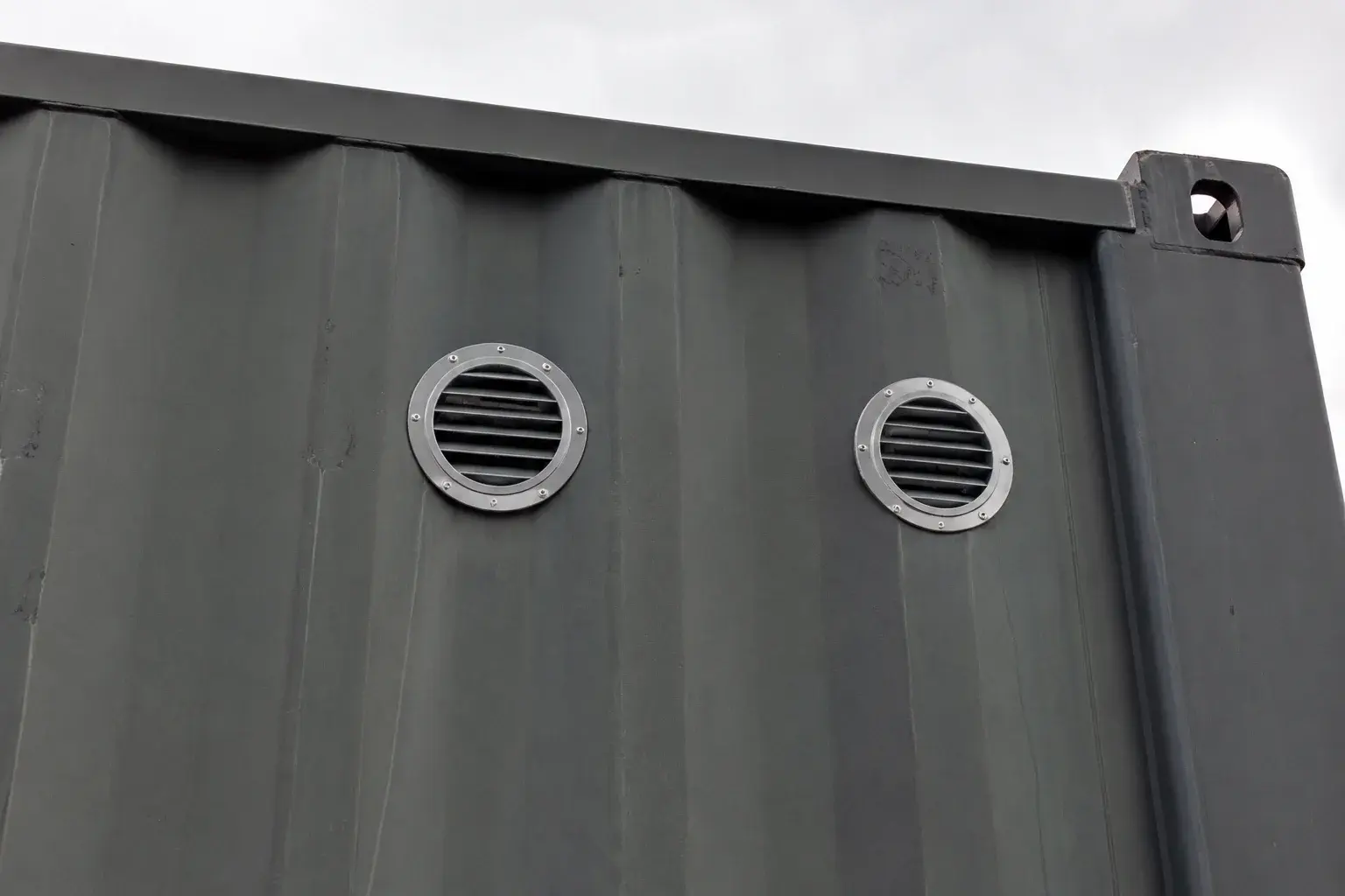 Runde Lüftungsgitter in der oberen Seitenwand eines Containers