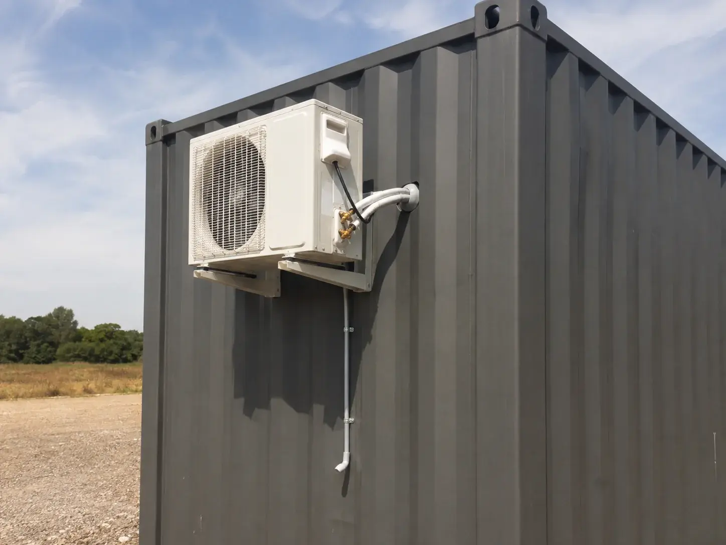 Außeneinheit einer Split-Klimaanlage an der Wand eines Lagercontainers