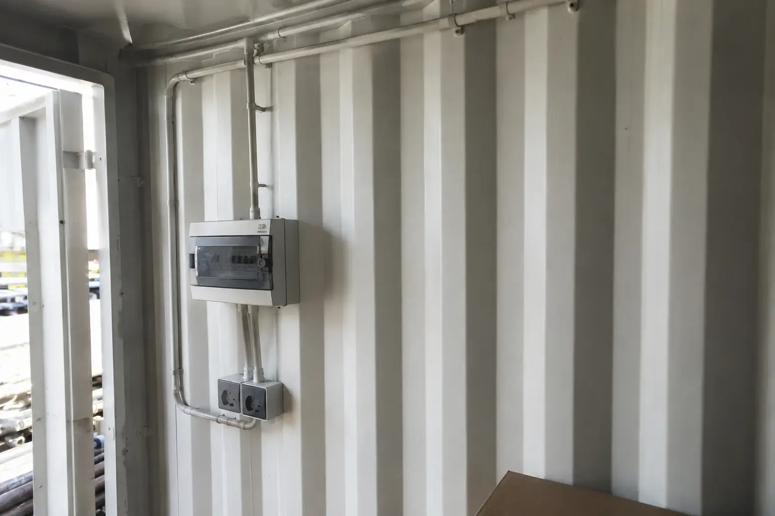 Unterverteiler und Feuchtraumsteckdosen an der Containerinnenwand